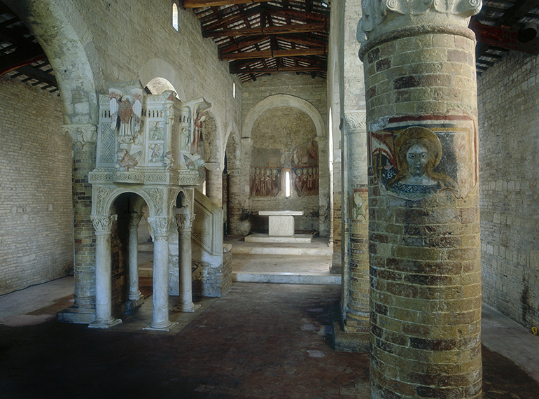 L’interno della chiesa di Santa Maria del Lago a Moscufo con l’ambone di Nicodemo da Guardiagrele (1159)